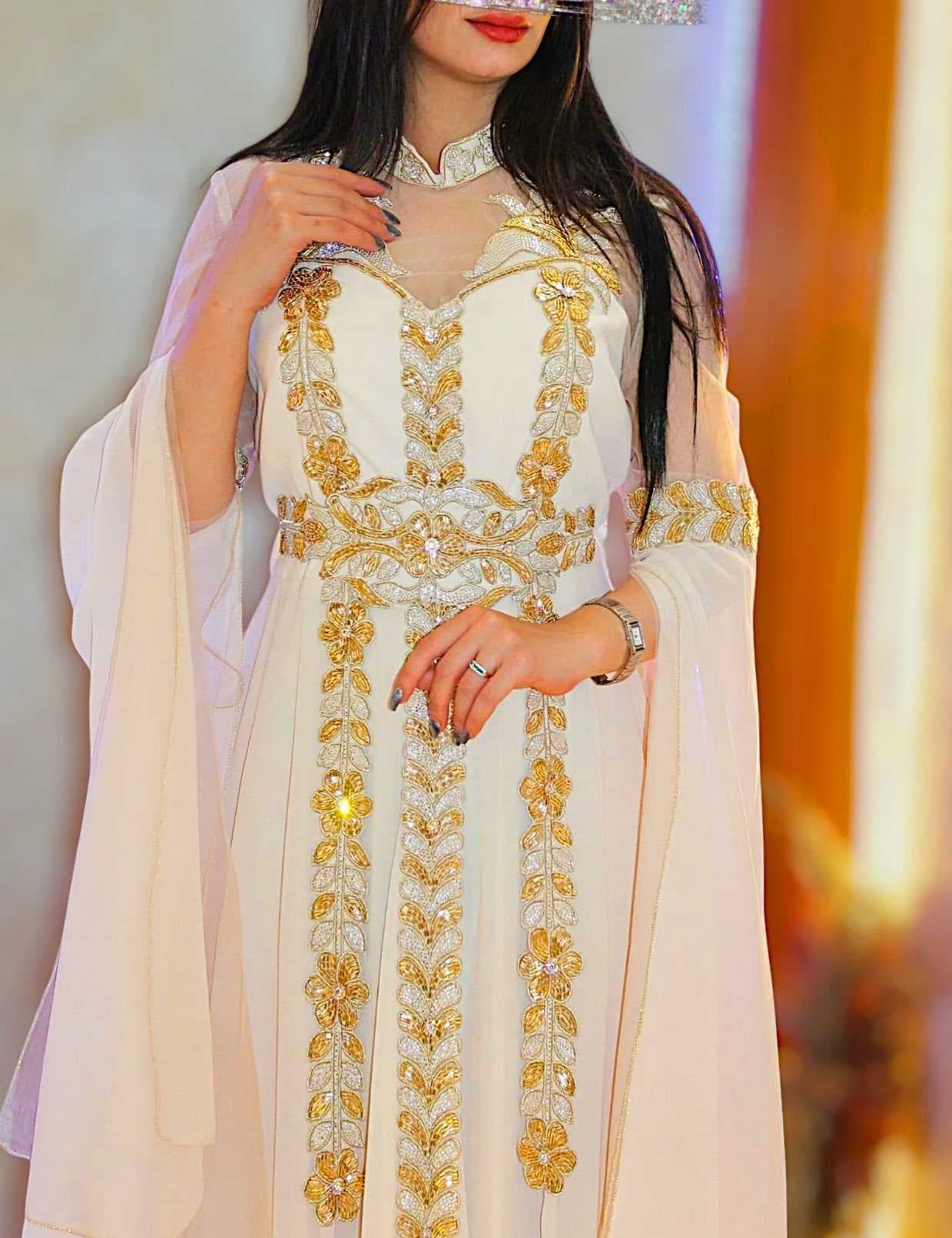 A luxurious caftan Beige M